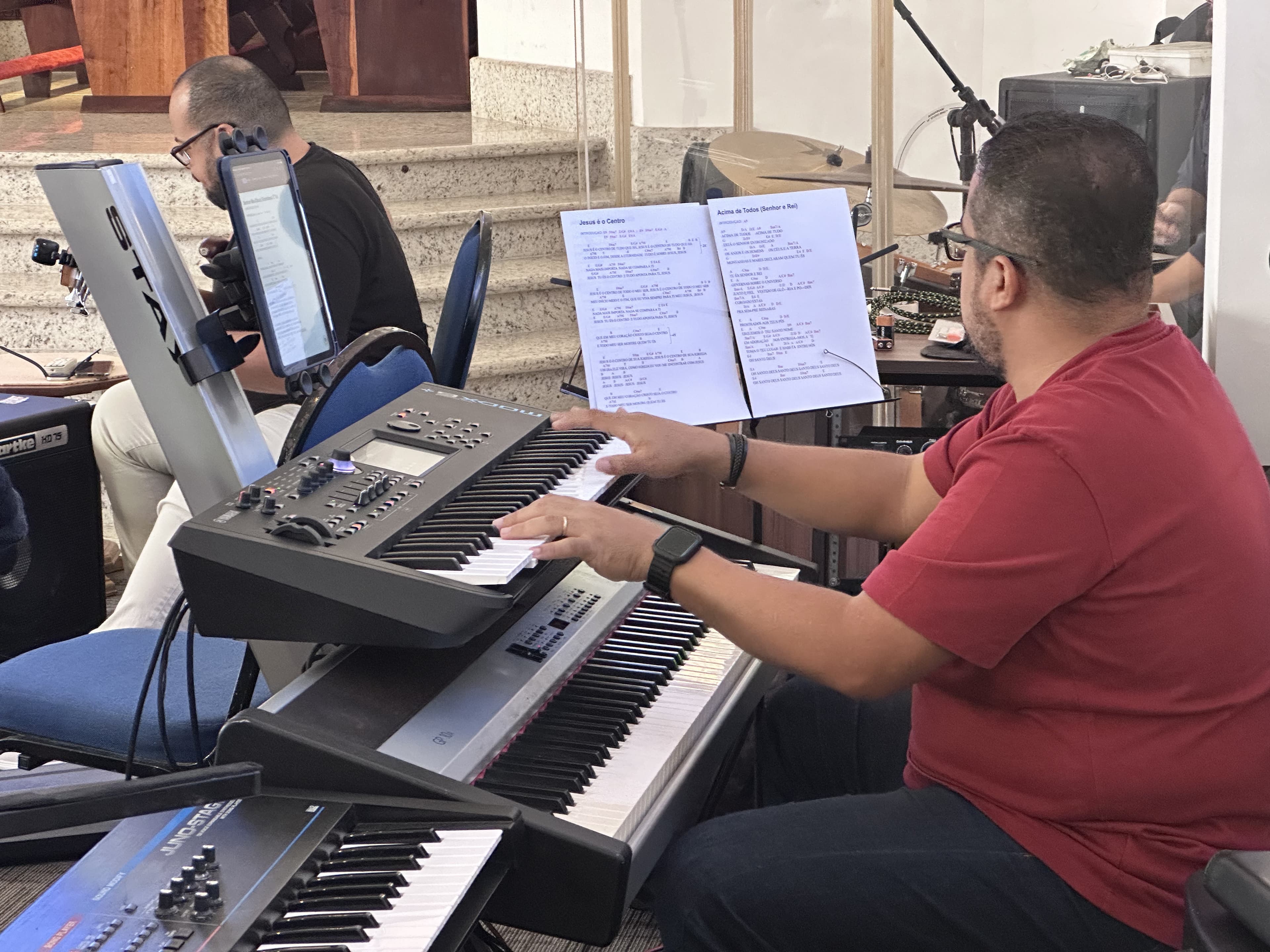 Músico tocando teclado durante o culto