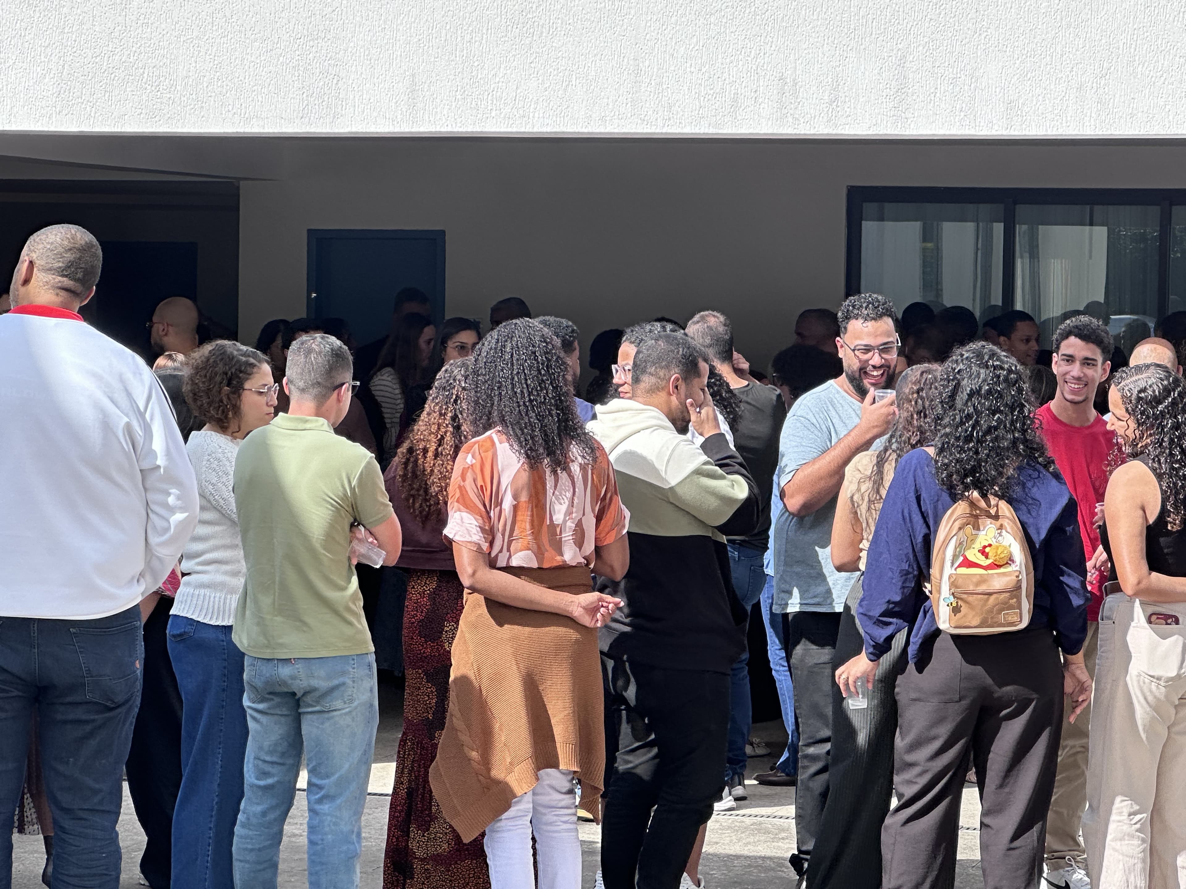 Participantes conversando durante o intervalo do encontro